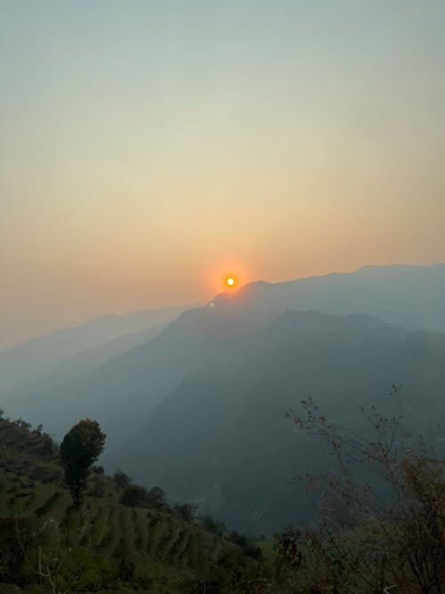 Foto profissional grátis de alvorecer, cadeia de montanhas, cair da noite