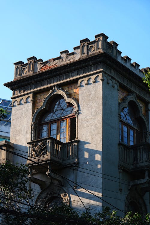 Foto profissional grátis de arquitetura gótica, balcão, castelo