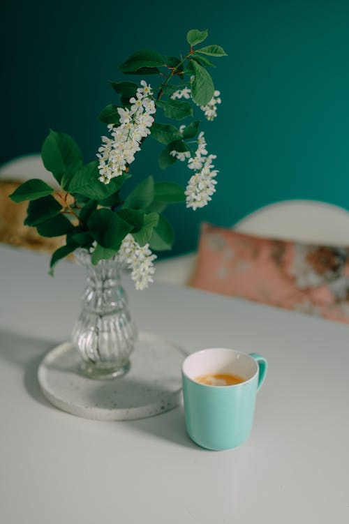 Darmowe zdjęcie z galerii z kawa, kubek, kwiaty