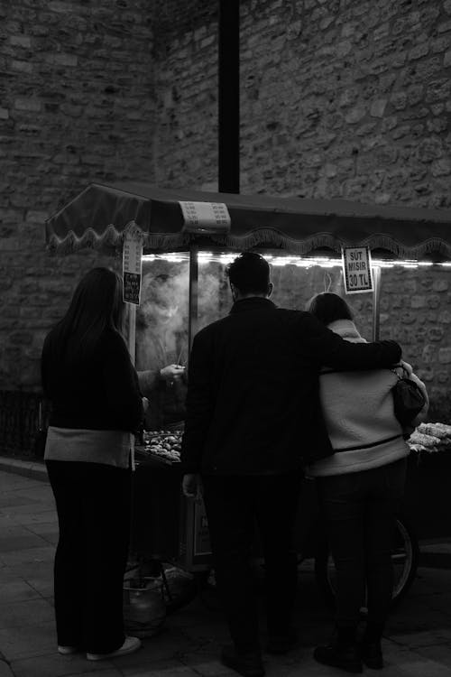 Foto profissional grátis de comida de rua, compras, escala de cinza