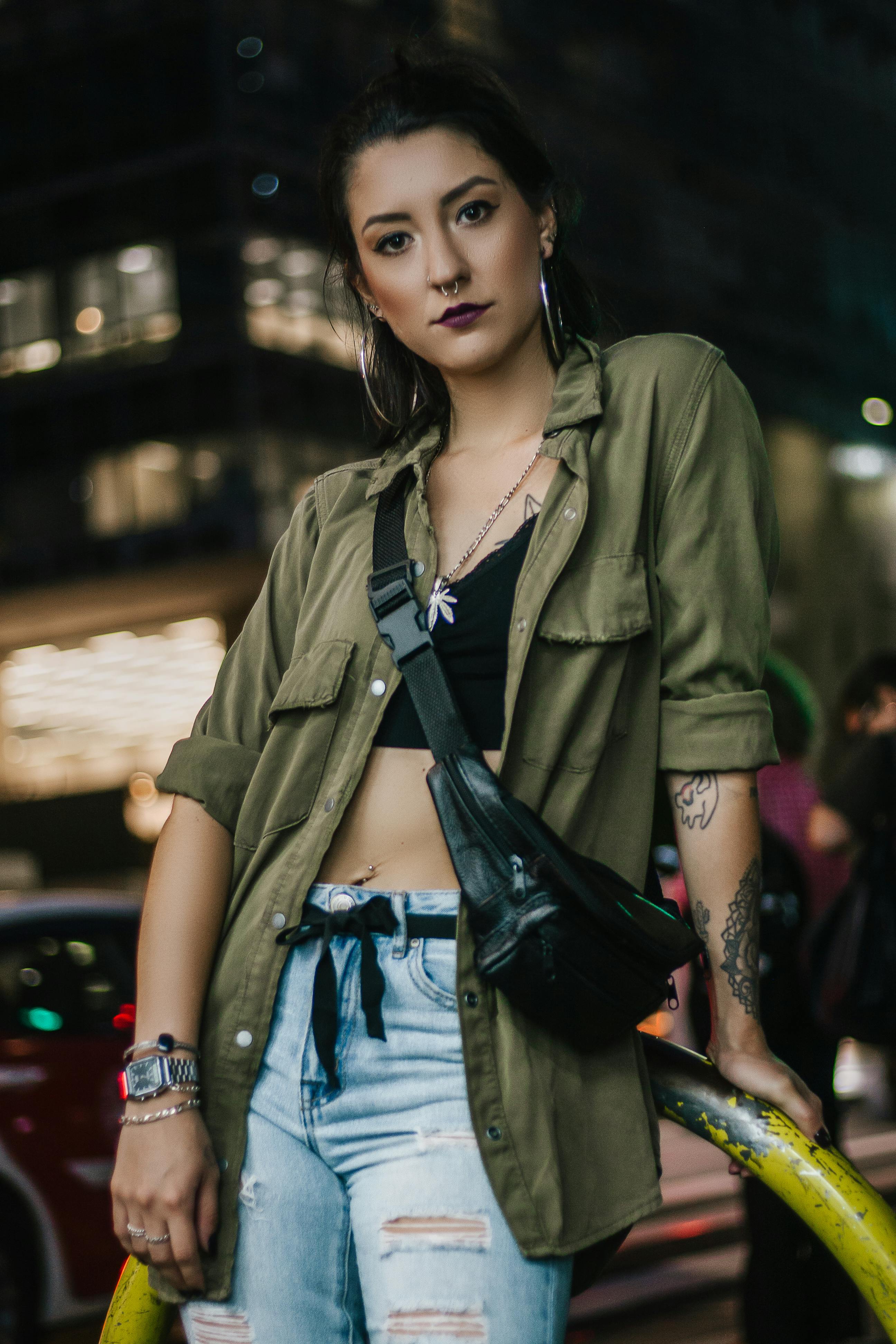 在圣保罗的夜晚，一位时尚的女人穿着牛仔布服饰并搭配配饰