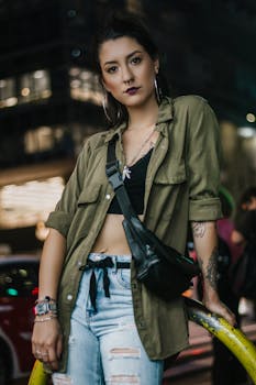 在圣保罗的夜晚，一位时尚的女人穿着牛仔布服饰并搭配配饰