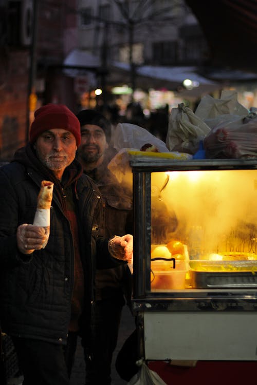 Kostenloses Stock Foto zu ausgehabend, händler, kochen auf einem offenen