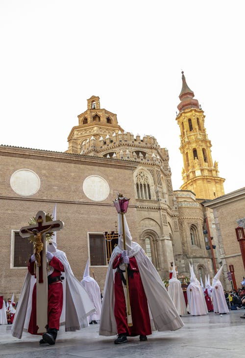 Photos gratuites de capirotes, catholique, célébration