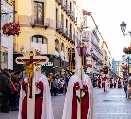 Photos gratuites de capirotes, catholique, célébration