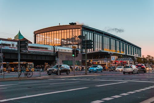 Kostenloses Stock Foto zu autos, bahnhof, berlin