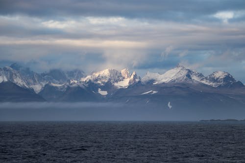 bulutlar, deniz kenarı, gün doğumu içeren Ücretsiz stok fotoğraf