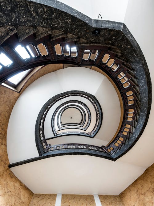 Photos gratuites de bâtiment, contre-plongée, escalier en colimaçon