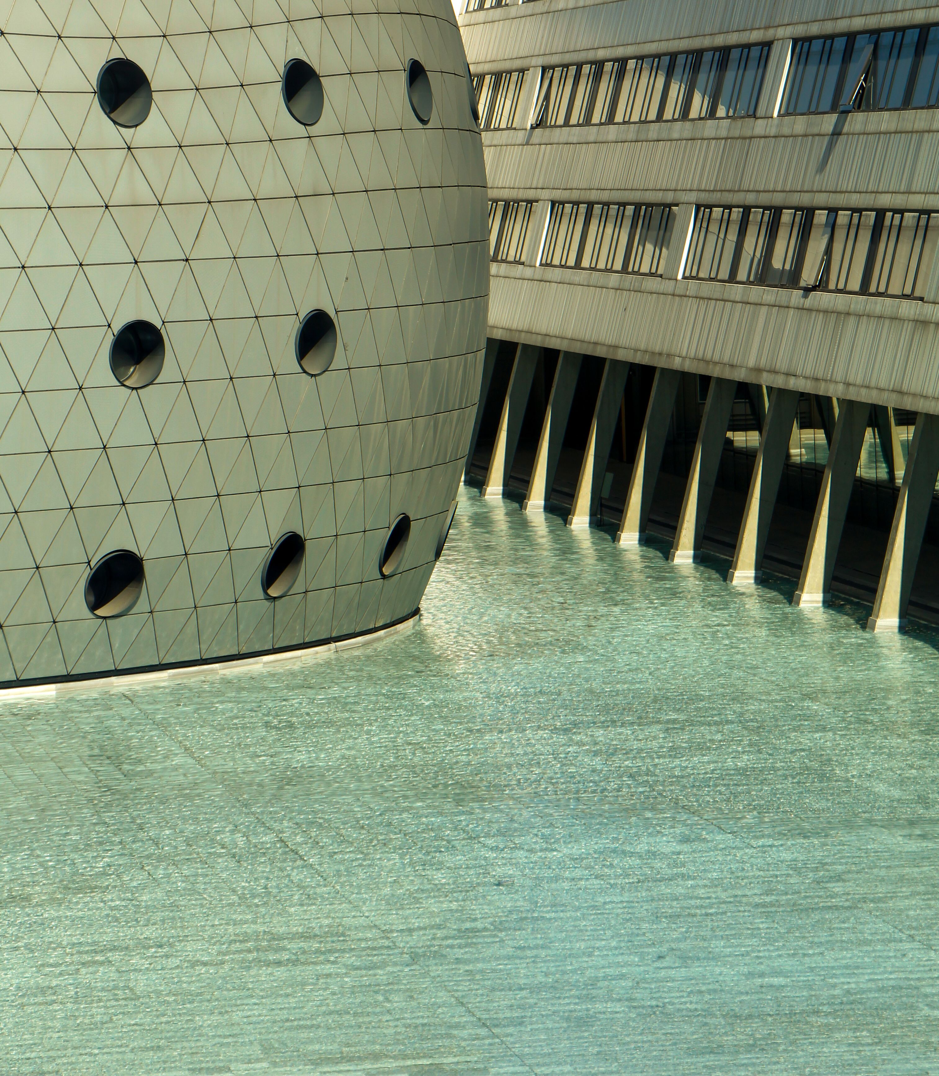 A large building with a large circular window · Free Stock Photo