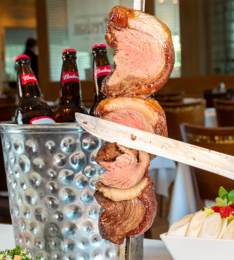 Spiedini di carne alla griglia nello stile del churrasco brasiliano