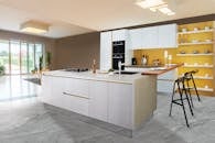 这个时尚现代的厨房设有一个大岛台和开放式货架，布局采用当代风格