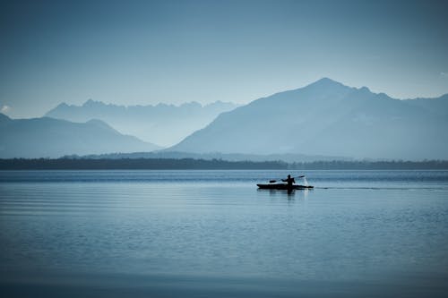 Ilmainen kuvapankkikuva tunnisteilla järvi, kanootti, kirkas taivas