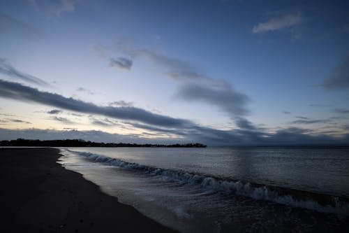 ビーチ, 夕暮れ, 曇り空の無料の写真素材