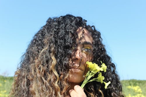 Foto Close Up Wanita Memegang Bunga Kuning
