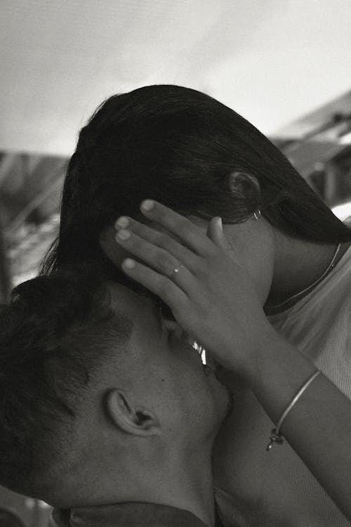 Foto stok gratis berciuman, hitam & putih, kaum wanita