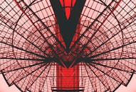 这幅红色几何建筑的抽象视图，展现了现代设计与对称性