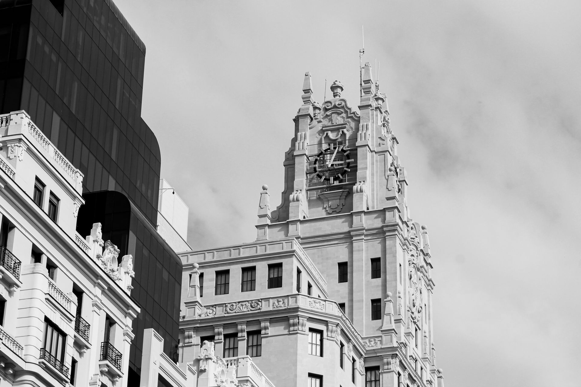 Black and white photo of Telefónica Building in Madrid showcasing classic architecture.