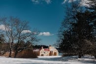 在新罕布什尔州，一座古色古香的黄色房子被白雪和光秃秃的树木环绕着