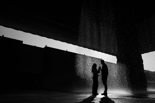 Foto profissional grátis de casal, chuva, construção