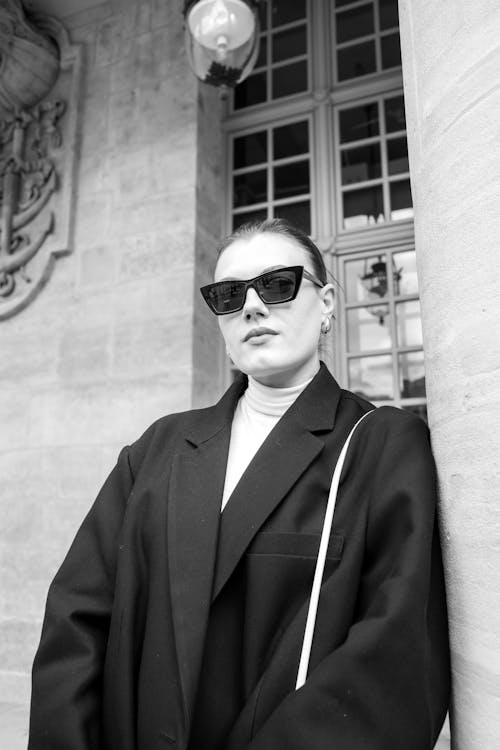 Immagine gratuita di bianco e nero, cappotto, giovane donna