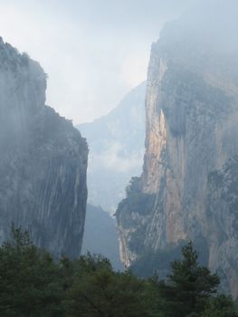 雾山峡谷风景优美，四周环绕着崎岖的悬崖和郁郁葱葱的绿植