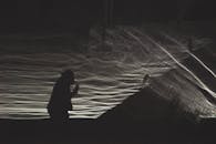 背景中带有抽象光图案的人影剪影营造出戏剧性的场景