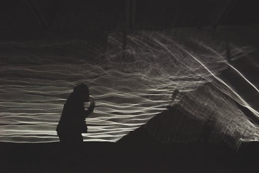 背景中带有抽象光图案的人影剪影营造出戏剧性的场景