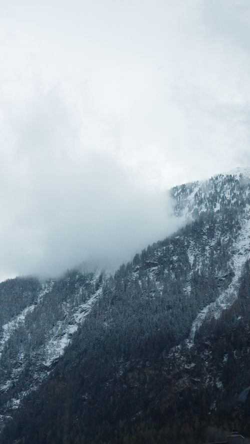 Free Scenic view of snow-covered mountains and clouds in Obergurgl, Tyrol, Austria, capturing the serene winter landscape. Stock Photo