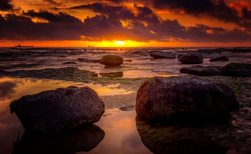 Foto profissional grátis de areia, céu com cores intensas, costa