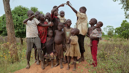 Gratis arkivbilde med afrikanske folk, barbeint, familie