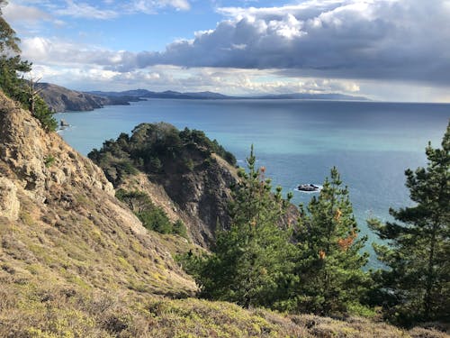 A view of the ocean from a cliff