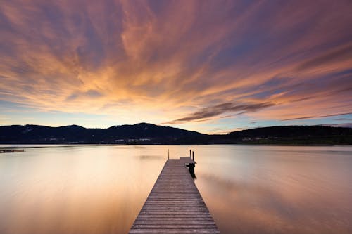 Foto d'estoc gratuïta de capvespre, cel daurat, llac