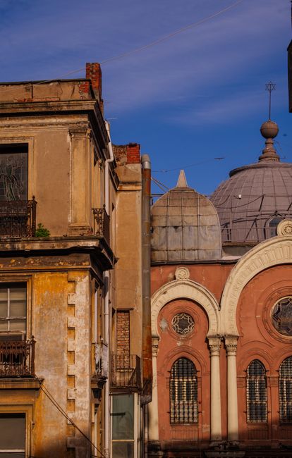 Fotomural Vista cautivadora de la arquitectura histórica en Estambul bajo un cielo despejado, mostrando la belleza urbana.