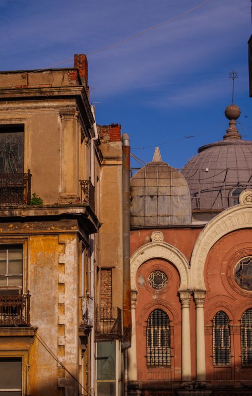 Free Captivating view of historic architecture in Istanbul under a clear sky, showcasing urban beauty. Stock Photo