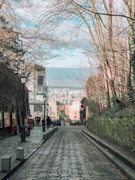 蒙马特鹅卵石街风景如画，与城市景观一同捕捉着巴黎的魅力