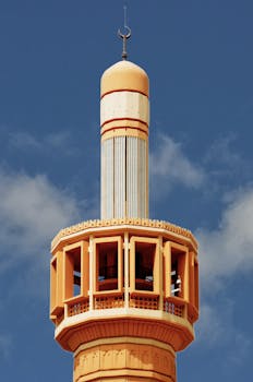 橙色尖塔在清澈的蓝天背景下展示其建筑细节