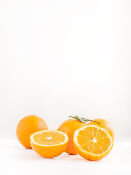 切成薄片的橙色水果