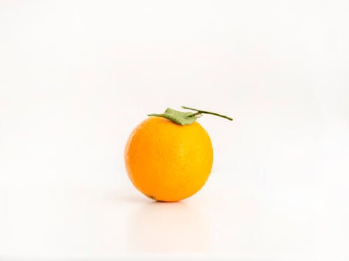 丸い黄色の柑橘系の果物