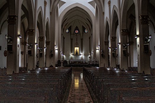 宏伟的教堂内部设有拱门、彩色玻璃和木制长椅，营造出宁静的氛围