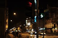 夜晚，波兹南的城市街道上，交通信号灯和模糊移动的汽车