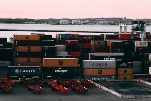 Geassorteerde Vrachtcontainers In De Buurt Van Waterlichaam