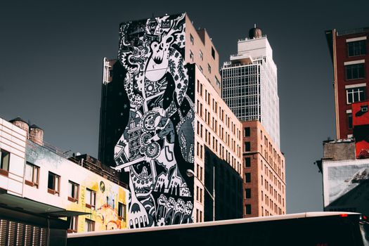 纽约市中心一座建筑上的醒目壁画，展现了城市的艺术与建筑风貌