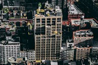 繁华的城市中矗立着高耸的现代摩天大楼