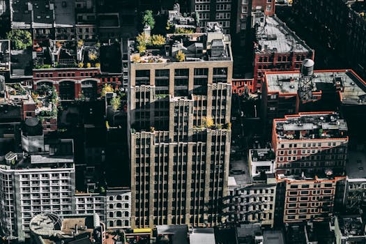 繁华的城市中矗立着高耸的现代摩天大楼