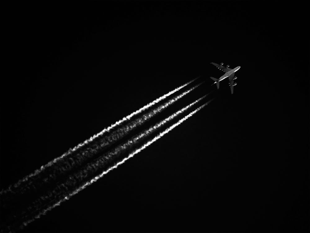 Với những vệt máy bay bay trên bầu trời xanh trong hình ảnh này, bạn sẽ nhận được sự kích thích và sự kinh ngạc của việc thưởng thức không gian mở và các phương tiện tốc độ cao nhất trên trái đất.