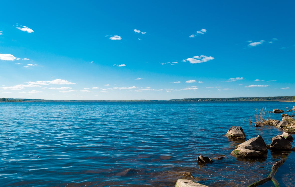 ▼近期國外的研究元又發現一座高鹽、無氧的死亡湖泊。（示意圖／翻攝自pexels）