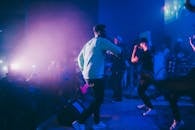 在充满活力的夜总会里，一名说唱歌手在舞台上与热情的人群共同呈现了一场充满活力的现场表演