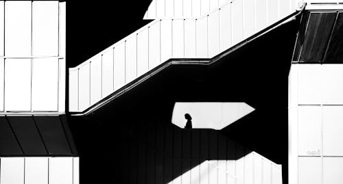 Immagine gratuita di bianco e nero, donna, edificio