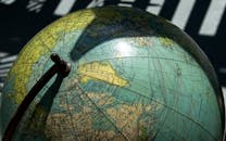 一个老式地球仪，以可见的经度和纬度线详细展示北部地区