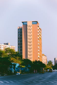 在日光下拍摄的城市环境中，现代住宅建筑